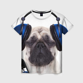 Женская футболка 3D с принтом Мопс в наушниках в Екатеринбурге, 100% полиэфир ( синтетическое хлопкоподобное полотно) | прямой крой, круглый вырез горловины, длина до линии бедер | дворняжка | домашние животные | любимец | мопс | пес | песик | питомец | собака | собачка