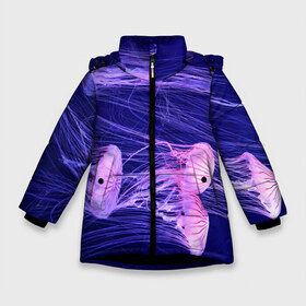 Зимняя куртка для девочек 3D с принтом Розовые медузы в Екатеринбурге, ткань верха — 100% полиэстер; подклад — 100% полиэстер, утеплитель — 100% полиэстер. | длина ниже бедра, удлиненная спинка, воротник стойка и отстегивающийся капюшон. Есть боковые карманы с листочкой на кнопках, утяжки по низу изделия и внутренний карман на молнии. 

Предусмотрены светоотражающий принт на спинке, радужный светоотражающий элемент на пуллере молнии и на резинке для утяжки. | Тематика изображения на принте: аквариум | вода | дайвинг | милые | море | океан | плывет | подводный мир | рыбалка | рыбка | рыбы | стая | фауна