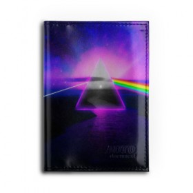 Обложка для автодокументов с принтом PINK FLOYD в Екатеринбурге, натуральная кожа |  размер 19,9*13 см; внутри 4 больших “конверта” для документов и один маленький отдел — туда идеально встанут права | Тематика изображения на принте: music | pink floyd | the dark side of the moon | космос | луна | музыка | пинк флойд | призма | рок | треугольник | триангулярная призма