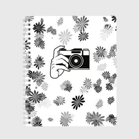 Тетрадь с принтом Турист в Екатеринбурге, 100% бумага | 48 листов, плотность листов — 60 г/м2, плотность картонной обложки — 250 г/м2. Листы скреплены сбоку удобной пружинной спиралью. Уголки страниц и обложки скругленные. Цвет линий — светло-серый
 | Тематика изображения на принте: камера | отдых | отпуск | прикольная картинка | цветы | чб | черно белое