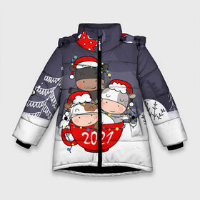 Зимняя куртка для девочек 3D с принтом Новогодние быки в чашке в Екатеринбурге, ткань верха — 100% полиэстер; подклад — 100% полиэстер, утеплитель — 100% полиэстер. | длина ниже бедра, удлиненная спинка, воротник стойка и отстегивающийся капюшон. Есть боковые карманы с листочкой на кнопках, утяжки по низу изделия и внутренний карман на молнии. 

Предусмотрены светоотражающий принт на спинке, радужный светоотражающий элемент на пуллере молнии и на резинке для утяжки. | 2021 | 7 января | bull | newyear | santa | бык | быки | бычок | год быка | дед мороз | корова | новогодние каникулы | новогодние праздники | новый 2021 | новый год | новый год 2021 | рождество | сани | санта | санта клаус