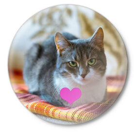 Значок с принтом действительно любит меня в Екатеринбурге,  металл | круглая форма, металлическая застежка в виде булавки | взгляд | кот | кошатникам | любит меня | люблю его | люблю котов | одиночкам | плед | романтика | сердечко | сердце | уют