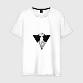 Мужская футболка хлопок с принтом Летающая тарелка в Екатеринбурге, 100% хлопок | прямой крой, круглый вырез горловины, длина до линии бедер, слегка спущенное плечо. | горы | летающая тарелка | нло | сюрреализм | черно белое